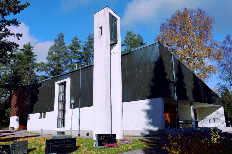 Loimaan Siunauskappeli etelän suunnasta kuvattuna. Valkoiseksi rapattu rakennus, jossa patinoitunut kuparikatto. Laajennusosan katto vielä paljaan kuparin värinen.