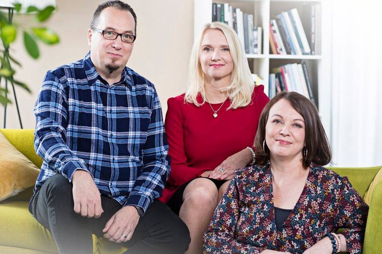 Parisuhdeneuvolan perheneuvojat Nina Kauppinen, Anssi Tietäväinen ja Helena Toppari