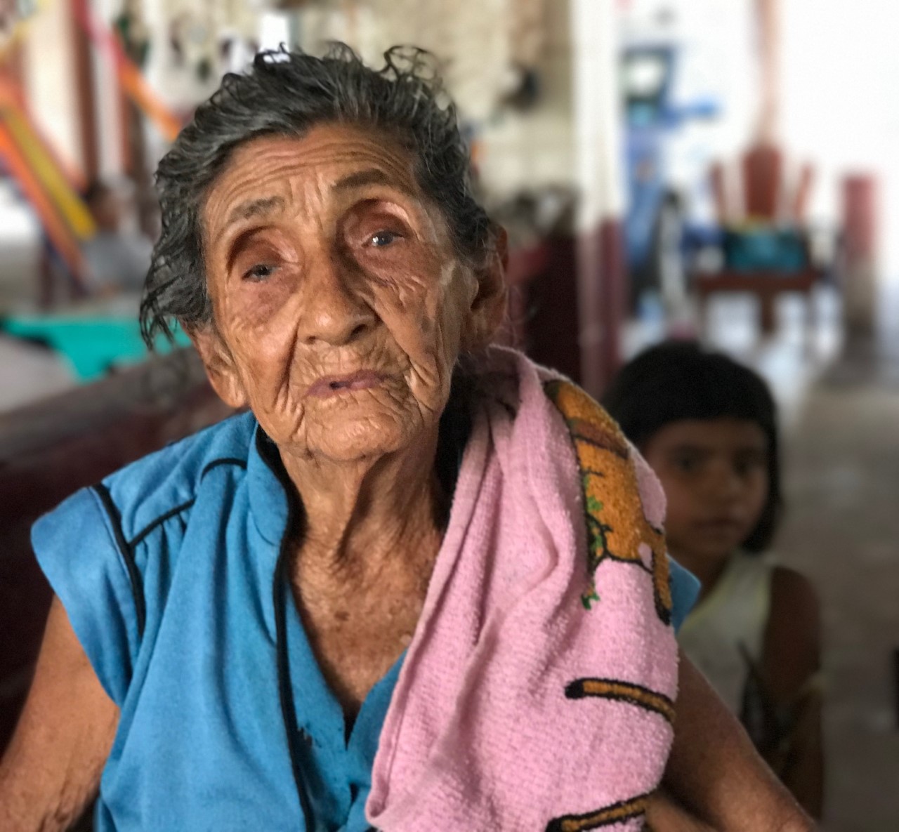 Köyhä isoäiti kalastajakylästä El Salvadorissa